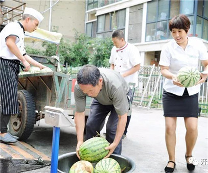 買下一整車西瓜，讓瓜農(nóng)早點(diǎn)回家